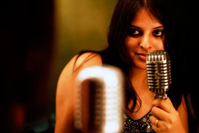 Make the evening lively with some music ..... multi faceted Gig Singer .... Book Now!